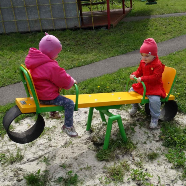 Діти качаються вгору-вниз і круглі гумові кільця захищають від струсу при приземленні