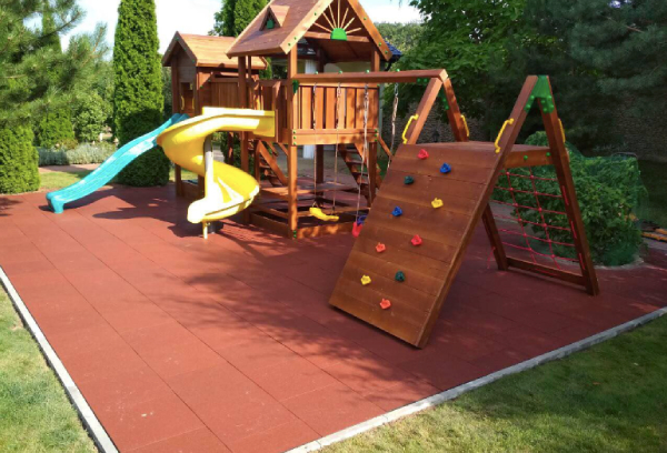Яке покриття робити на дитячий майданчик біля дому гумове чи пісок
